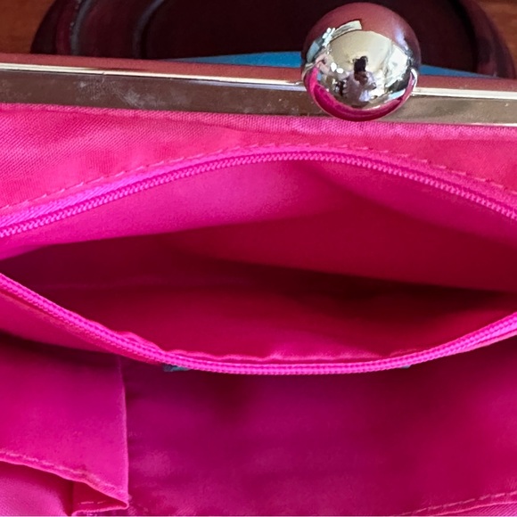 CANDIE’S RUFFLE CLUTCH KISSLOCK - Picture 5 of 6